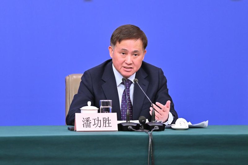 潘功胜详解货币政策路径，适度宽松基调不变；多工具协同发力，汇率稳定获重申。